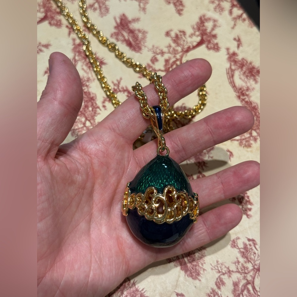 Vintage Nina Ricci Enameled Fabrege Egg Chain Necklace. - Picture 6 of 6